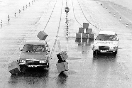 ABS-Test mit Mercedes-Modellen.