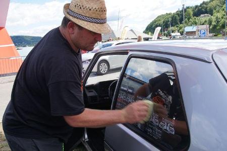 Roland hat mit seinem Golf I GTI direkt vor dem GTI-Stein Stellung bezogen.