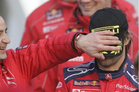 Zur Gratulation gab es für Loeb eins auf die Mütze.