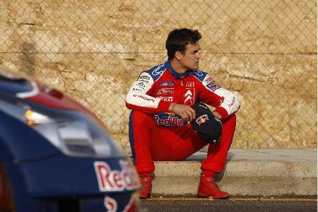 Citroen-Pilot Dani Sordo studierte noch schnell ...