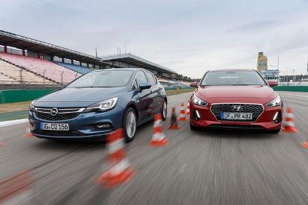 Hyundai i30 1.0 T-GDI, Opel Astra 1.4 DI Turbo, Frontansicht Hyundai i30 1.0 T-GDI, Opel Astra 1.4 DI Turbo, Frontansicht