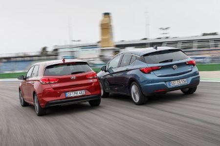 Hyundai i30 1.0 T-GDI, Opel Astra 1.4 DI Turbo, Heckansicht