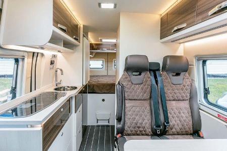 Der Edel-Camper Box Star Plus 600 MQ Street kommt zusätzlich mit klassischem Querbett statt Einzelbetten.