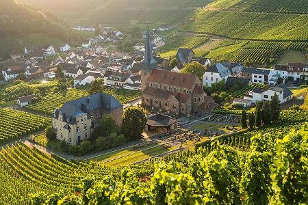 Der Ahrtal‐Tourismus Bad Neuenahr‐Ahrweiler e.V. veranstaltet vom 19. bis 22. Juni das Gipfelfest. Wanderziele sind in diese... Der Ahrtal‐Tourismus Bad Neuenahr‐Ahrweiler e.V. veranstaltet vom 19. bis 22. Juni das Gipfelfest. Wanderziele sind in diese...