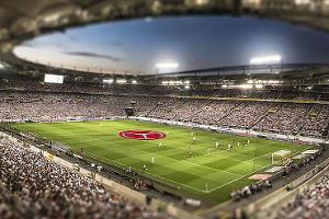 Daimler investiert in Fußball
