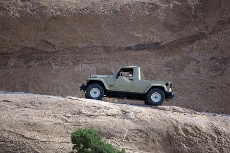 Als Antrieb dient der Standard-V6 mit 3,7 Liter Hubraum, das Verteilergetriebe ist in der Geländestufe mit 4:1 übersetzt.