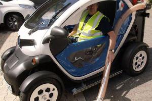 Renault Twizy sammelt Hundekot ein