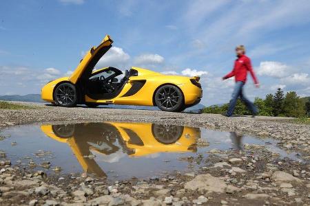 McLaren MP4-12C Spider, Seitenansicht, Pfütze