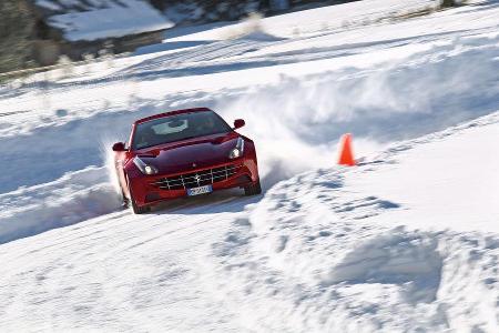 Ferrari FF, Kurvenfahrt