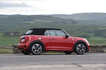 JCW Cabrio seitlich stehend Verdeck geschlossen