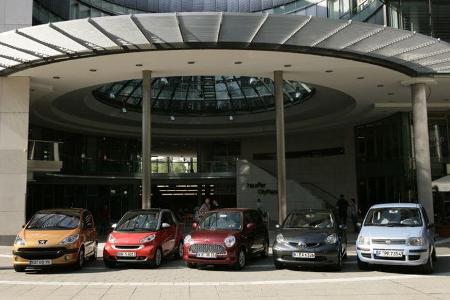 Peugeot 1007, Smart Fortwo, Daihatsu Trevis, Toyota Aygo und Fiat Panda machen den Stadt-König unter sich aus. Peugeot 1007, Smart Fortwo, Daihatsu Trevis, Toyota Aygo und Fiat Panda machen den Stadt-König unter sich aus.