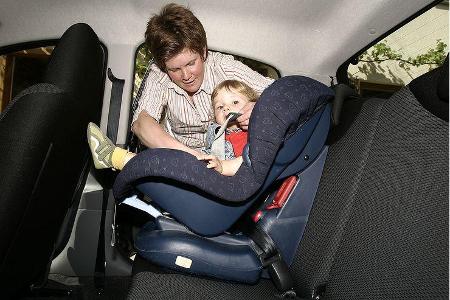 Die Tür zum Fond ist schmal, die Sicht für Kinder nicht optimal.