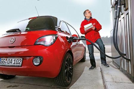 Opel Adam 1.4, Heckleuchte, Tanken
