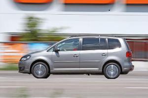 VW Touran TSI Ecofuel, Seitenansicht, Fahrt