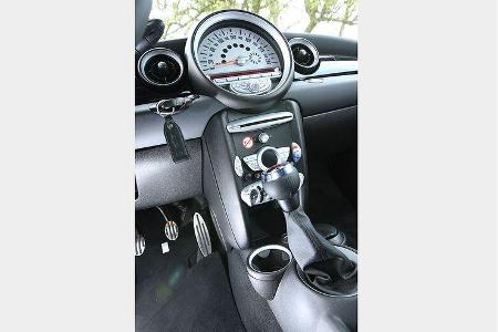 Das Cockpit unterscheidet sich kaum von dem des Cooper.
