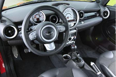 Innen so unverwechselbar wie außen: Mini JCW mit 211 PS.