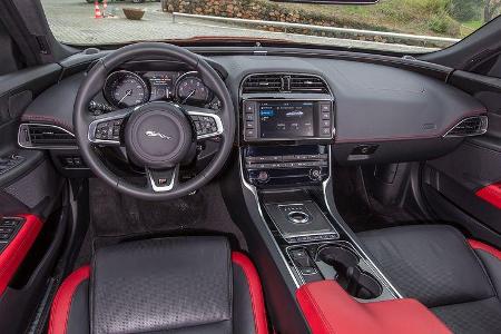 Jaguar XE, Cockpit, Instrumente