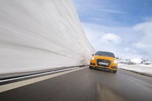 An Schneewänden entlang im Audi S1 Sportback