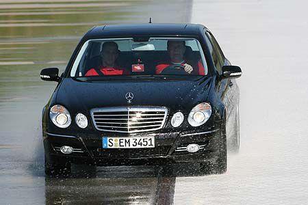 Mercedes E350 : Der Mercedes stellt sich dem Test auf unterschiedlich rutschigen Fahrbahnbelägen. Die rechte Seite ist gefli...