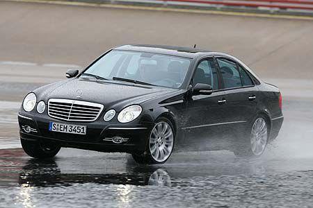 Im Nass-Handling-Parcours erzielte der Mercedes die beste Rundenzeit.
