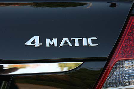 Die Mercedes 4matic umfasst ein ungesperrtes Mitten-Differenzial (40:60) und eine gut abgestimmte Traktionshilfe.