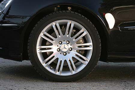 Mercedes tritt mit 18 Zoll-Felgen aus Aluminium an.