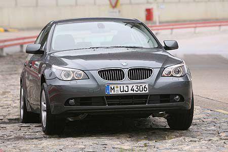 Umfassende Fahrversuche auf nassem, teilweise rutschigem Untergrund in der Ebene und an der Steigung fordern die Allrad-Antr...