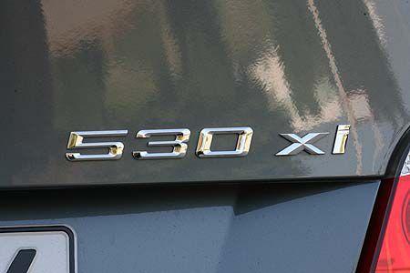 Das x verweist auf das x-Drive-System des BMW. Bei der Kraftzuweisung genießen die Hinterräder Priorität.