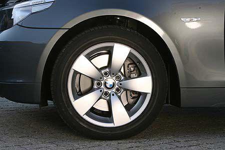 BMW mit 17 Zoll-Aluminium-Felgen.