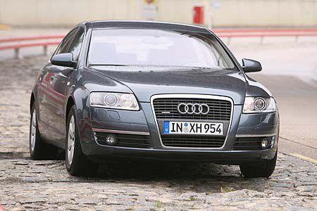 An der Haftgrenze wechselt der Audi scheinbar zufällig zwischen Unter- und Übersteuern.