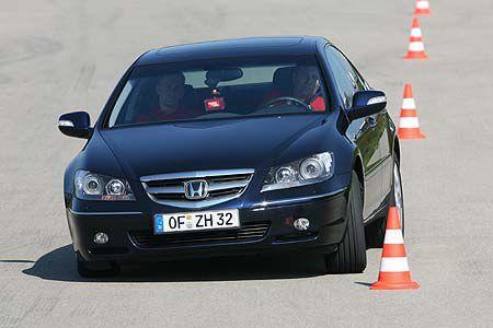 Honda Legend : Auf trockener Straße stellt sich das Gefühl ein, von dem Allrad-System des Honda fremdbestimmt um die Kurve z...