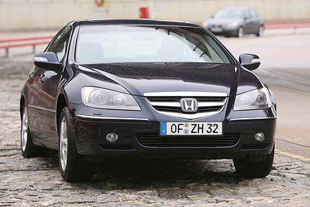 Die Feder-Dämpfer-Abstimmung des Honda ist hart ausgefallen.