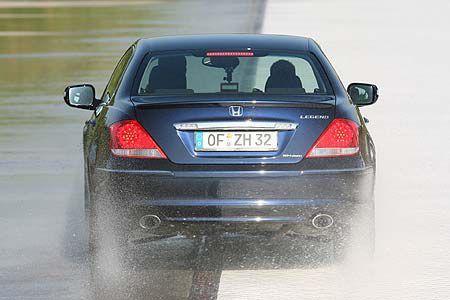 Die opulente Allradtechnik des Legend macht sich unter dem Heck breit und resultiert im kleinsten Kofferaum des Quartetts.