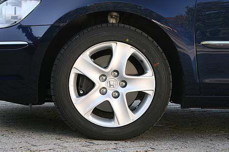 Honda mit tritt mit 17 Zoll-Alufelgen an.