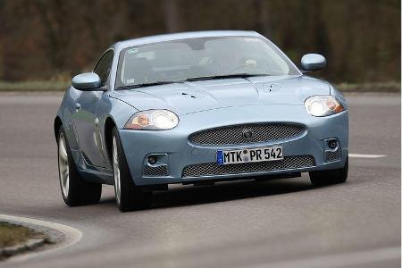Vorsicht bissige Raubkatze: Stolz trägt der Jaguar XKR seine Sportabzeichen ...