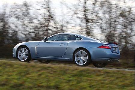 Der V8 verwöhnt seine Insassen mit dezentem Ton, während der Jag sanft dahingleitet.