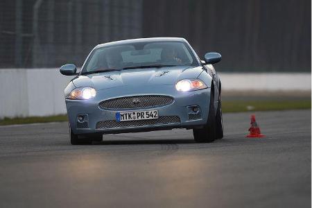 Rennstreckenbetrieb steckt der Jaguar XKR gelassen weg. Das Potenzial für nochmals bessere Rundenzeiten ist fraglos vorhanden.