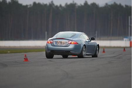 Gedemütigte Herausforderer erkennen den XKR an seiner Spoilerlippe und der vierschrötigen Auspuffanlage.