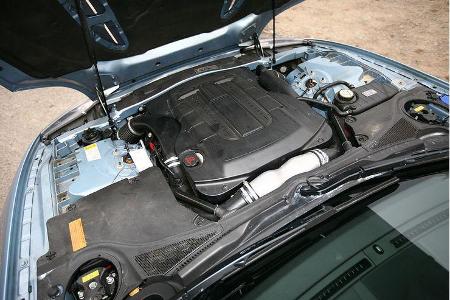 Der V8 duckt sich unter schnödem Plastik.