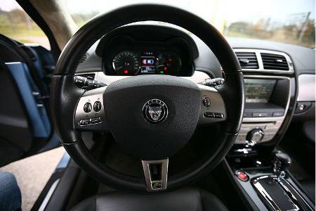 Das Lenkrad bietet sportlichen Zeitgenossen via Schaltwippen manuelle Schaltarbeit.