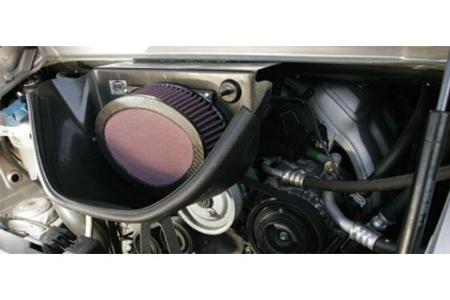 Der mächtige Luftfilter, der nach dem Öffnen der rückwärtigen Motorhaube ins Auge fällt, entstammt dem Cup-Modell.