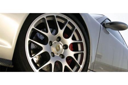 Eine Nummer kleiner: Der M390 trägt wahlweise sport- oder normalbereifte 18-Zoll-Magnesium-Felgen