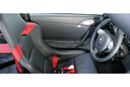Die Sportsitze stammen von Recaro und passen perfekt