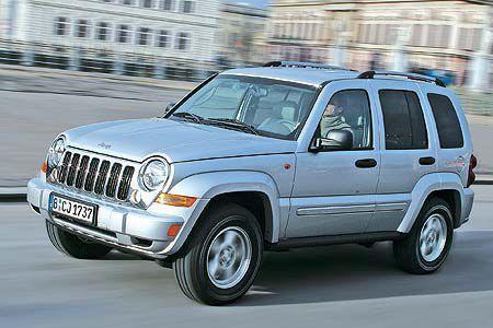 Grill, Stoßfänger und Kotflügel sind neu gestaltet. Der Jeep Cherokee 2.8 CRD bleibt unverwechselbar.