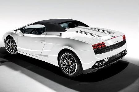 ... sich mit einer blechernen Heckabdeckung im Kiemenlook. Das Motorfenster bleibt also dem Coupé vorbehalten.