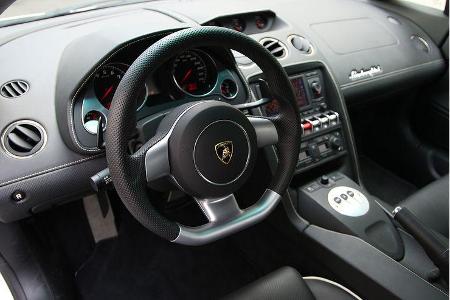 Beim Cockpit büßt der LP 560-4 Sympathie-Punkte gegenüber dem Superleggera ein.