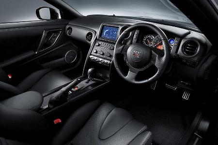 Im Cockpit dominiert Kohlefaser.