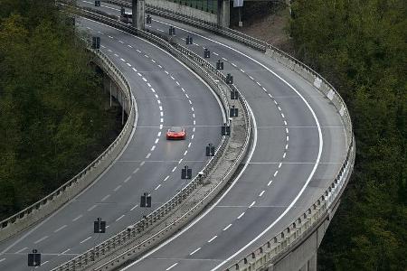 Ferrari LaFerrari, Frontansicht, Autobahn Ferrari LaFerrari, Frontansicht, Autobahn
