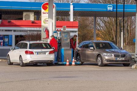 BMW 520i Touring, Mercedes E 200 T, Tankstelle