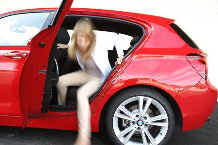 BMW 118i Sport Line, Rücksitz, aussteigen